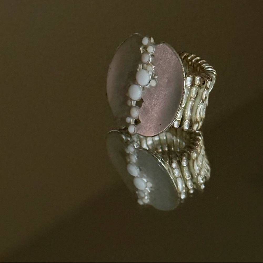 Contemporary Disc Shaped Silver Tone Stretch Ring- Center Dot Pattern- Size 7+ - Picture 3 of 10